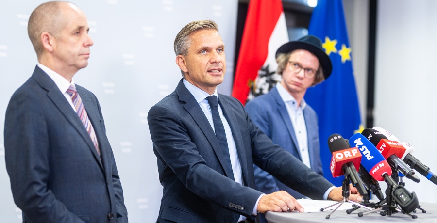 Bundesminister Wolfgang Hattmannsdorfer, IHS-Direktor Prof. Holger Bonin und Prof. Harald Oberhofer