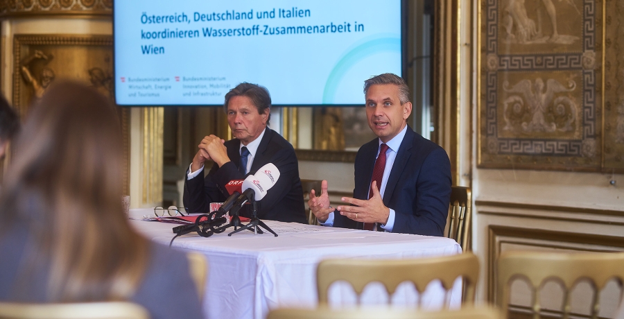 Wirtschaftsminister Wolfgang Hattmannsdorfer und Verbund Vorstandsvorsitzender Wolfgang Anzengruber