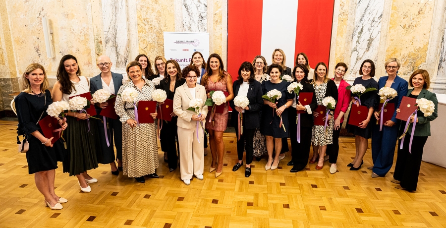 Diplomverleihung für 26. Durchgang von erfolgreichem Führungskräfteprogramm „Zukunft.Frauen“