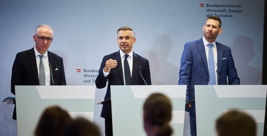 Energieminister Hattmannsdorfer bei der Pressekonferenz: Aktueller Netzentwicklungsplan - Fahrplan für den Ausbau der Stromnetze
