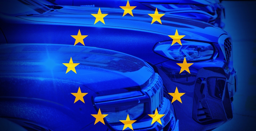 Autos mit EU Fahne im Hintergrund