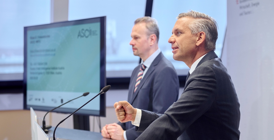 Pressekonferenz mit Wirtschaftsminister Wolfgang Hattmannsdorfer und dem stellvertretenden ASCII-Direktor Klaus Friesenbichler