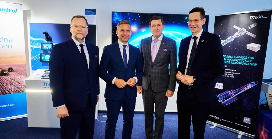 v.l.n.r.: Staatssekretär Sepp Schellhorn, Wirtschaftsminister Wolfgang Hattmannsdorfer, Innovationsminister Peter Hanke und TTTECH-CEO Georg Kopetz