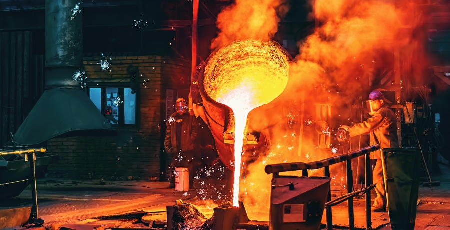 Geschmolzenes Metall wird in Gießerei gegossen
