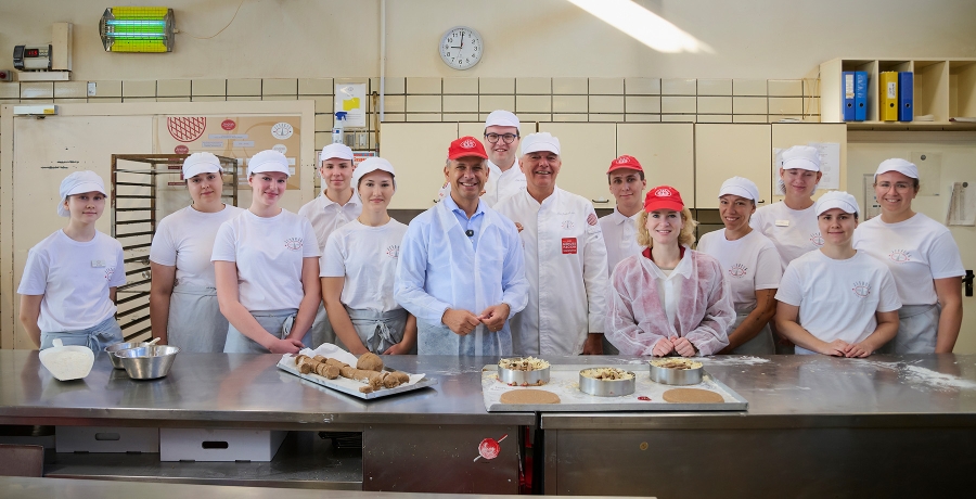 Bundesminister Wolfgang Hattmannsdorfer und Bundesministerin Eva-Maria Holzleitner mit Lehrlingen der Konditorei Jindrak