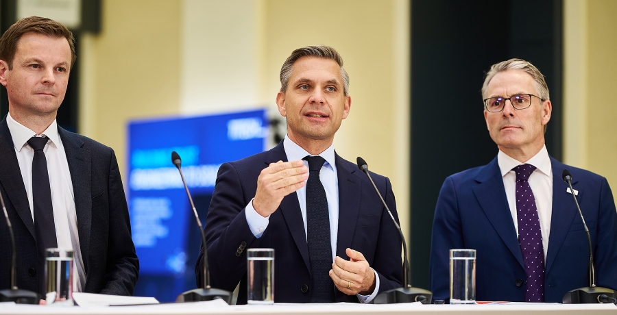 Wirtschaftsminister Wolfgang Hattmannsdorfer, Gerald Seifriedsberger, GE HealthCare und Rene Tritscher, Geschäftsführer ABA