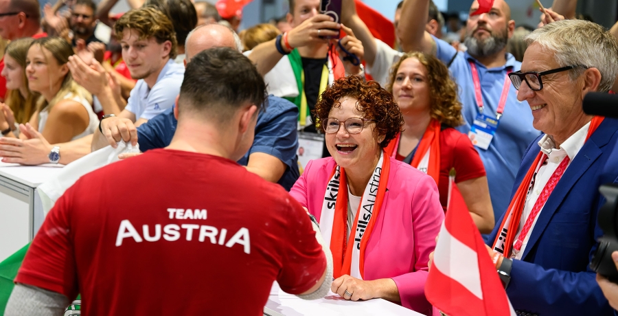 Staatssekretärin Elisabeth Zehetner unterstützt das Team Austria bei den WorldSkills 2026 in Shanghai.