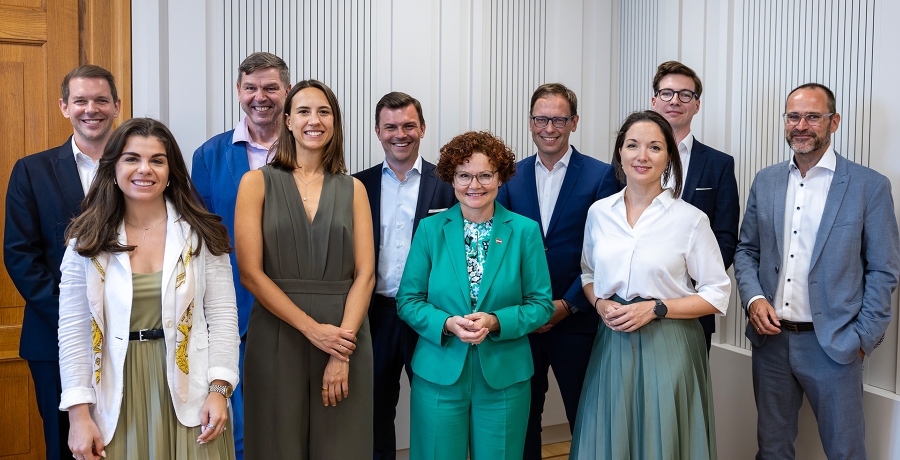 Startup-Staatssekretärin Elisabeth Zehetner mit den Mitgliedern des Startup Rats
