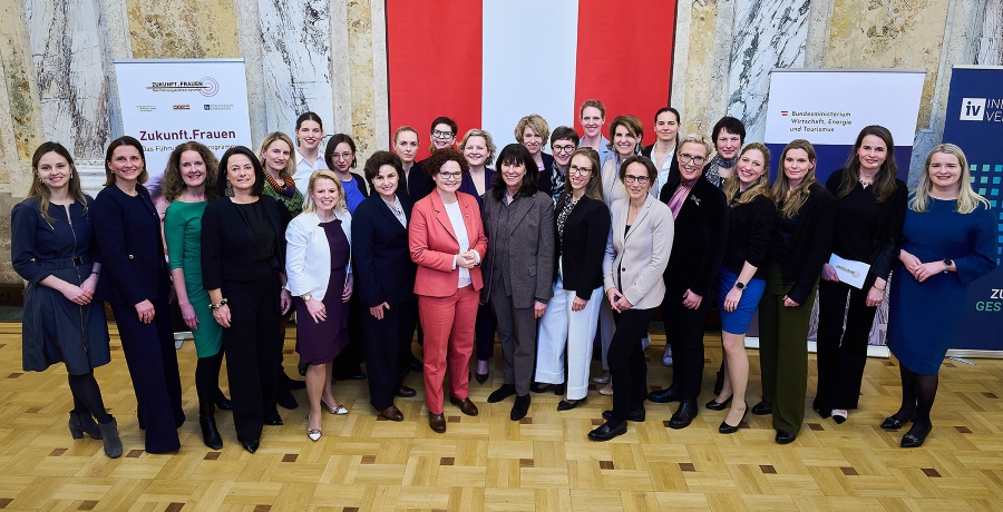 Diplomverleihung an die Absolventinnen des 27. Durchgangs von Zukunft.Frauen