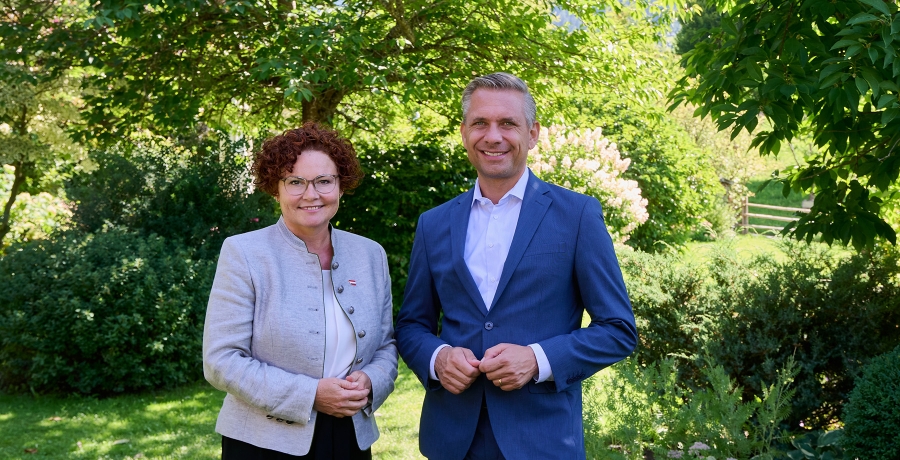Bundesminister Wolfgang Hattmannsdorfer mit Staatssekretärin Elisabeth Zehetner in einem Park