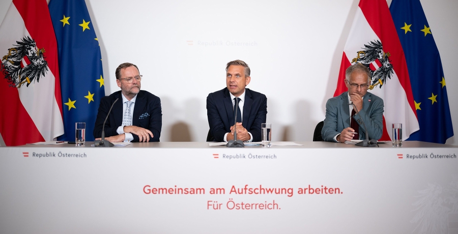 Am 2.September 2025 fand im Bundeskanzleramt die Klausurtagung der Bundesregierung statt. Im Bild Bundesminster Wolfgang Hattmannsdorfer (m.), Bundesminister Markus Marterbauer (r.) und Staatssekretär Sepp Schellhorn (l.) beim Pressebriefing.
