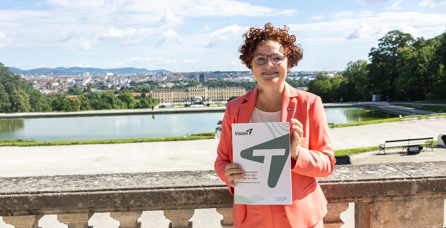 Staatssekretärin Elisabeth Zehetner präsentiert die neue Tourismusstrategie des Bundes an der Gloriette in Schönbrunn