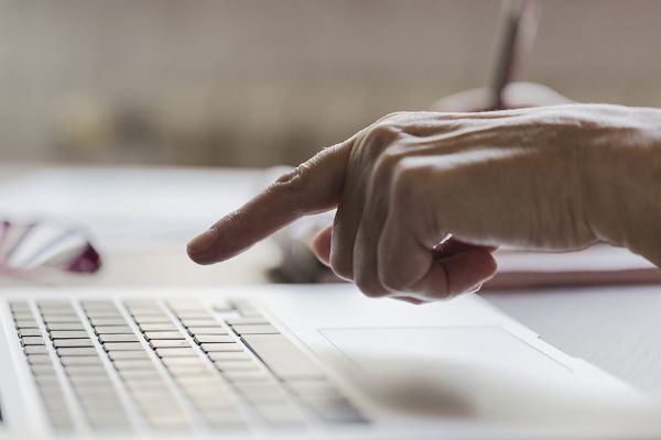 Hand tippt in Laptop