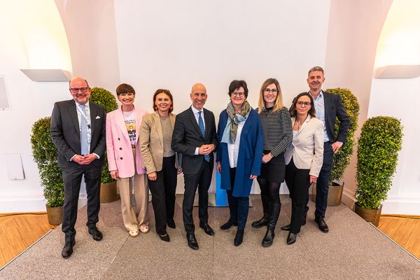 Teilnehmerinnen und Teilnehmer am Podium