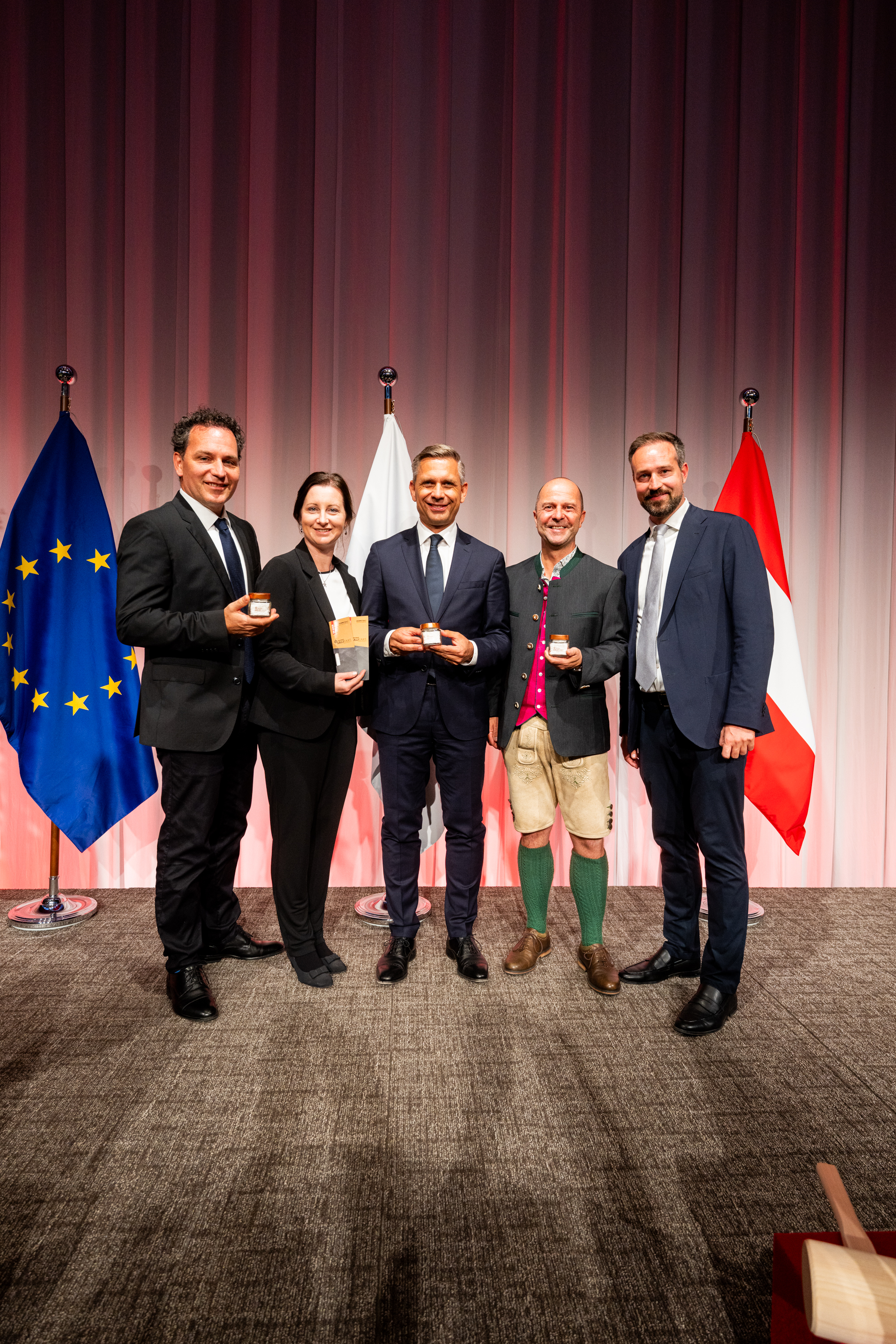 Besuch des Österreich-Pavillons in Osaka v.l.n.r.: Torsten Pedit und Barbara Winklhofer vom Salzkammergut, Wirtschaftsminister Wolfgang Hattmannsdorfer, Christian Schirlbauer DNA, Stefan Schnöll Landeshauptmann-Stellvertreter Salzburg