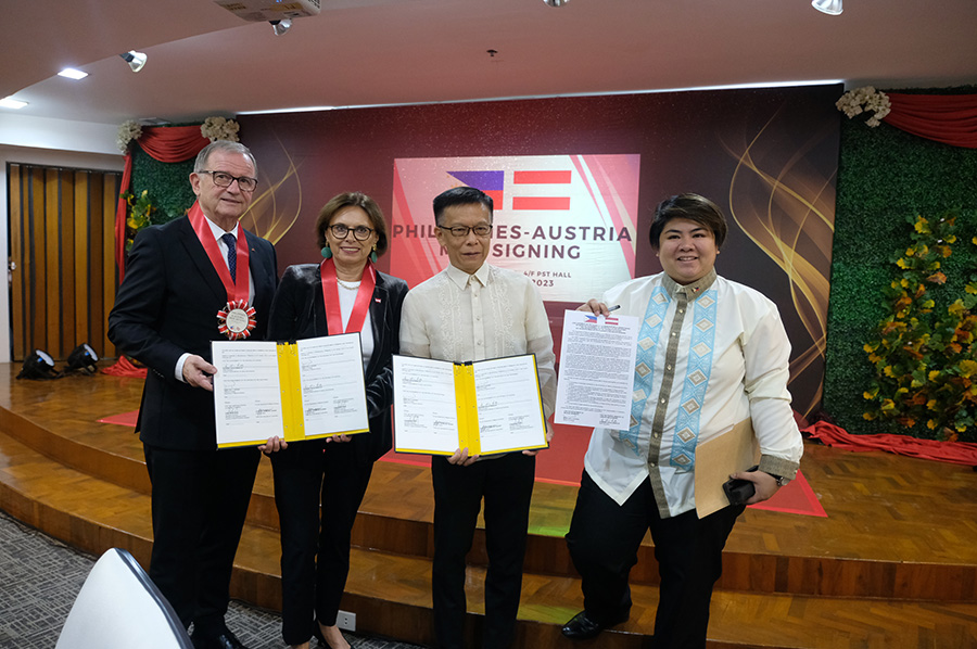 v.l.n.r.: Generalsekretär Karlheinz Kopf (WKO), STS Susanne Kraus-Winkler (BMAW), Hans Leo J. Cacdac (Officer-in-Charge des Department of Migrant Workers), Patricia Yvonne M. Caunan (Undersecretary for Policy and International Cooperation, Department of Migrant Workers)