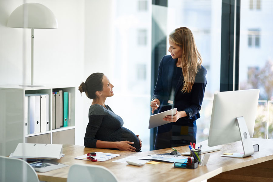 Schwangere Frau am Arbeitsplatz