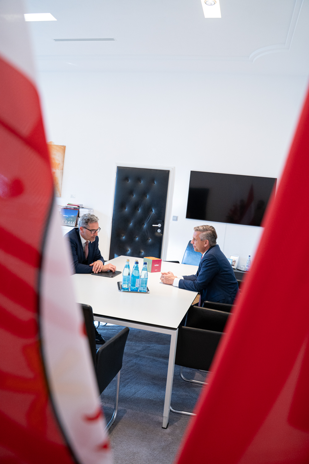 Wirtschaftsminister Wolfgang Hattmannsdorfer und Südtirols Landeshauptmann Arno Kompatscher im Gespräch