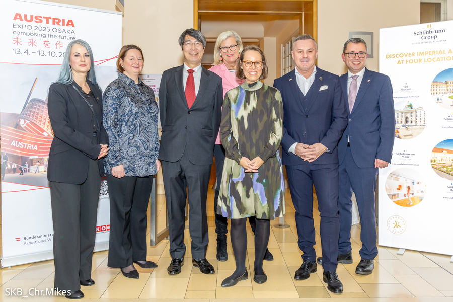 Gruppenbild Eröffnung Objektschau Japanisches Porzellan am Kaiserhof in Wien im MMW