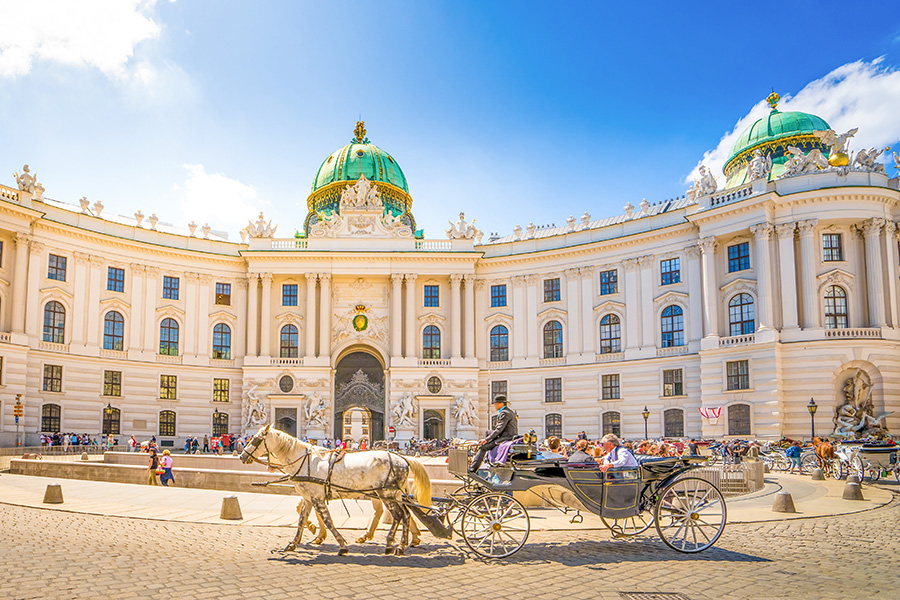 Hofburg mit Fiaker im Vordergrund