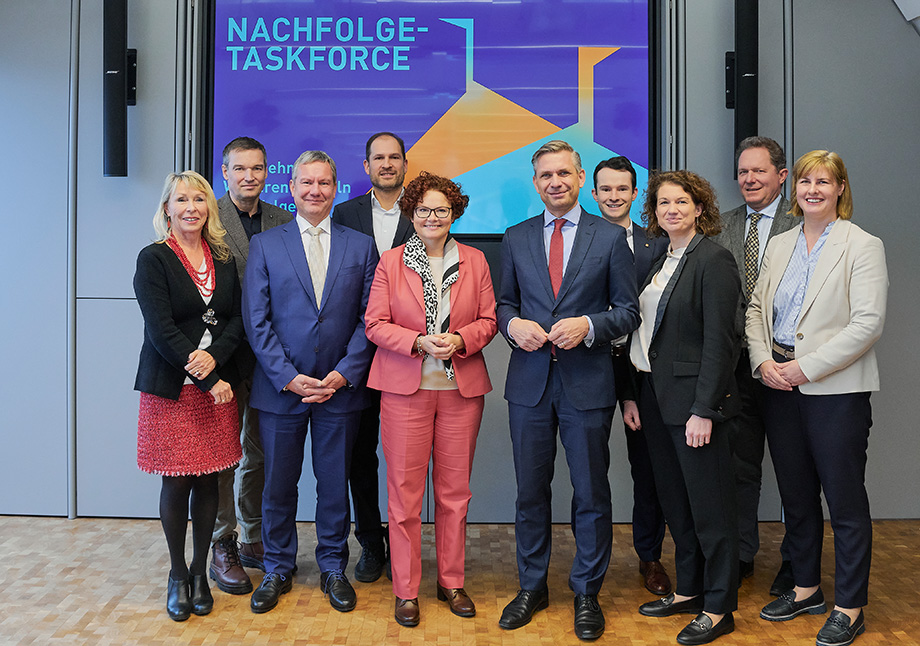 Bundesminister Wolfgang Hattmannsdorfer und Staatssekretärin Elisabeth Zehetner mit den Mitgliedern der Nachfolge-Taskforce im BMWET