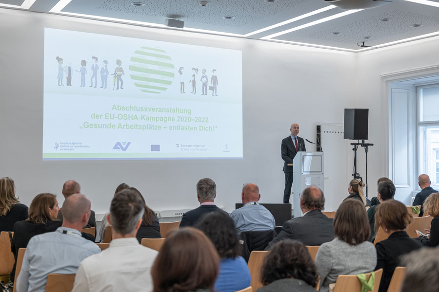Bundesminister Martin Kocher bei der Pressekonferenz zum Thema "Gesunde Arbeitsplätze - entlasten dich!"