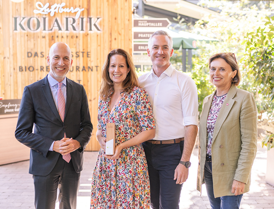 BM Kocher (ganz links im Bild) und STS Kraus-Winkler (ganz rechts im Bild) gratulieren Luftburg – Kolarik zum „EU Organic Award“