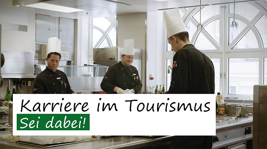 Junge Köche in der Küche; Text "Karriere im Tourismus - sei dabei"