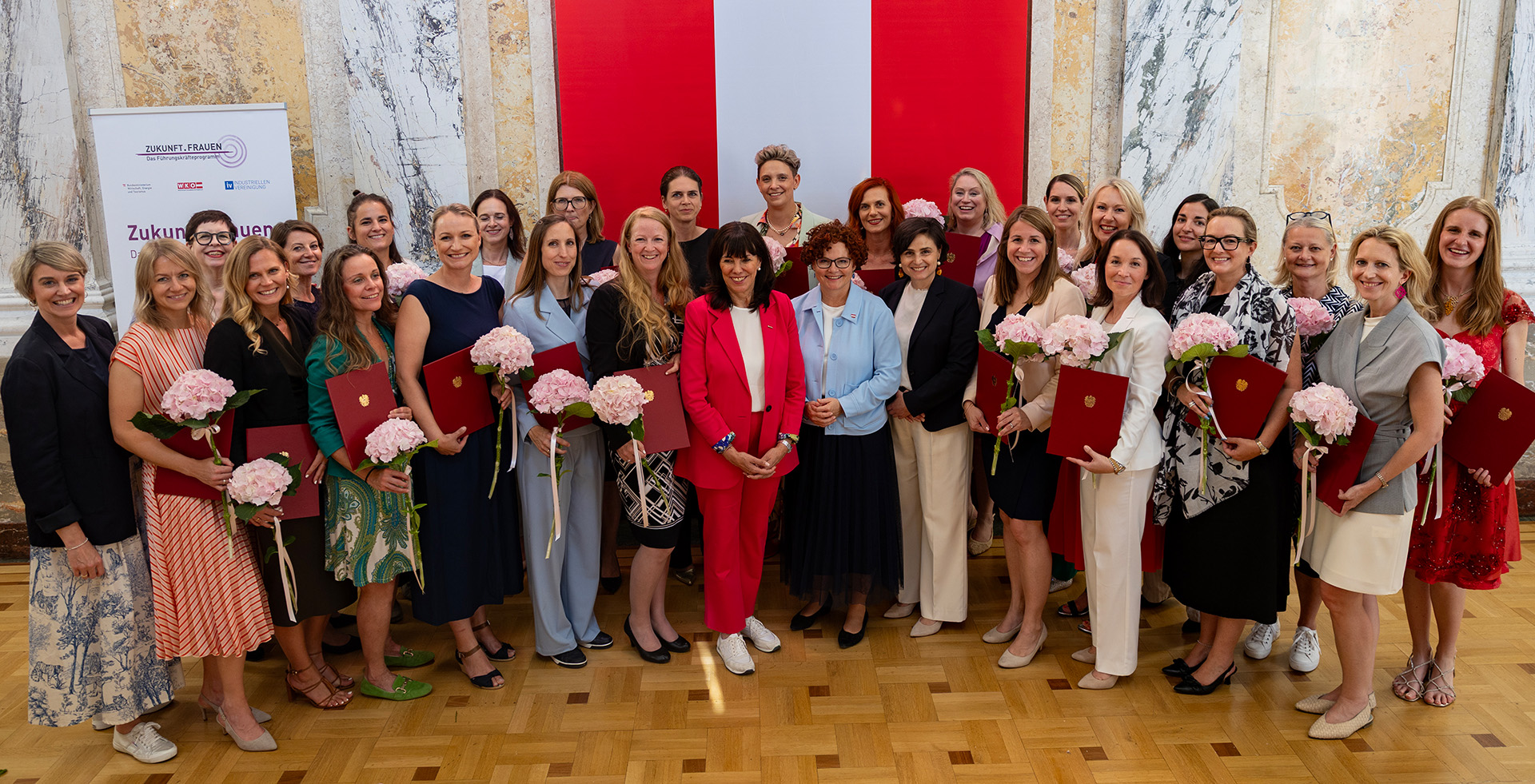 Staatssekretärin Elisabeth Zehetner, WKÖ-Präsidentin Martha Schultz mit den Absolventinnen des 28. Durchgangs von "Zukunft.Frauen"