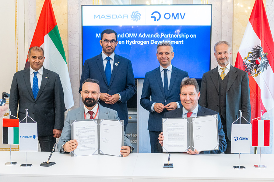 Wirtschaftsminister Wolfgang Hattmannsdorfer mit Seiner Exzellenz Dr. Sultan Al Jaber, Industrieminister und ADNOC-CEO bei der Unterzeichnung des Letters of Intent zwischen der OMV und Masdar