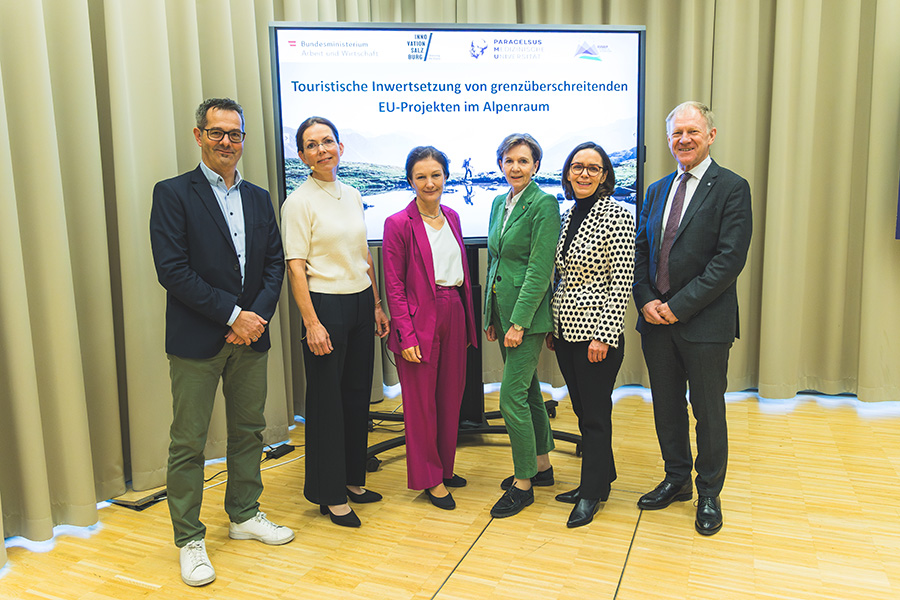 v.l.n.r.: Bernhard Lehofer (Innovation Salzburg GmbH), Renate Erdheim (Paracelsus Medizinische Universität), Monika Klinger (BMAW), Brigitta Pallauf (Landtagspräsidentin Salzburg), Ulrike Rauch-Keschmann (Leiterin Sektion Tourismus BMAW), Wolfgang Sperl (Rektor Paracelsus Medizinische Universität)