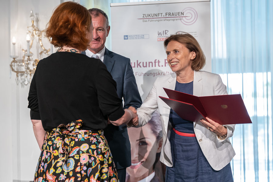 Staatssekretärin Susanne Kraus-Winkler überreicht die Abschlussurkunde an eine Absolventin des Führungskräfteprogramms "Zukunft.Frauen"