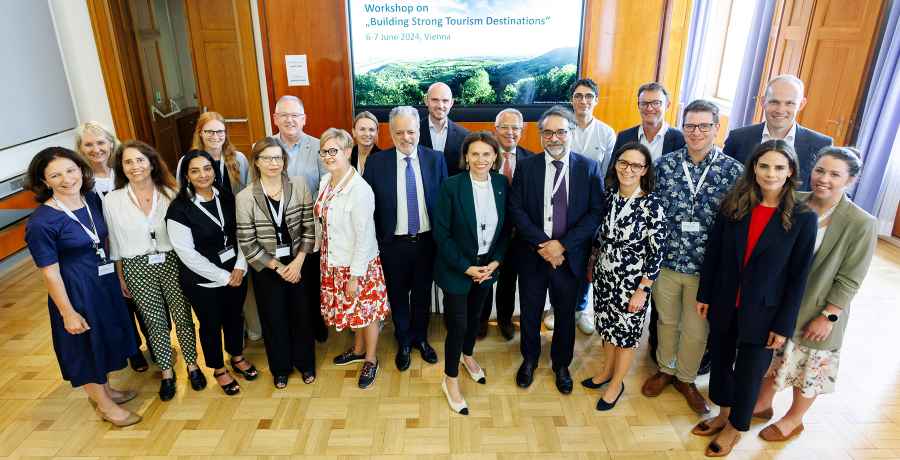 Staatssekretärin Susanne Kraus-Winkler mit Tourismus-Sektionschefin Ulrike Rauch-Keschmann und den Teilnehmerinnen und Teilnehmern des Workshops "Building Strong Tourism Destinations"