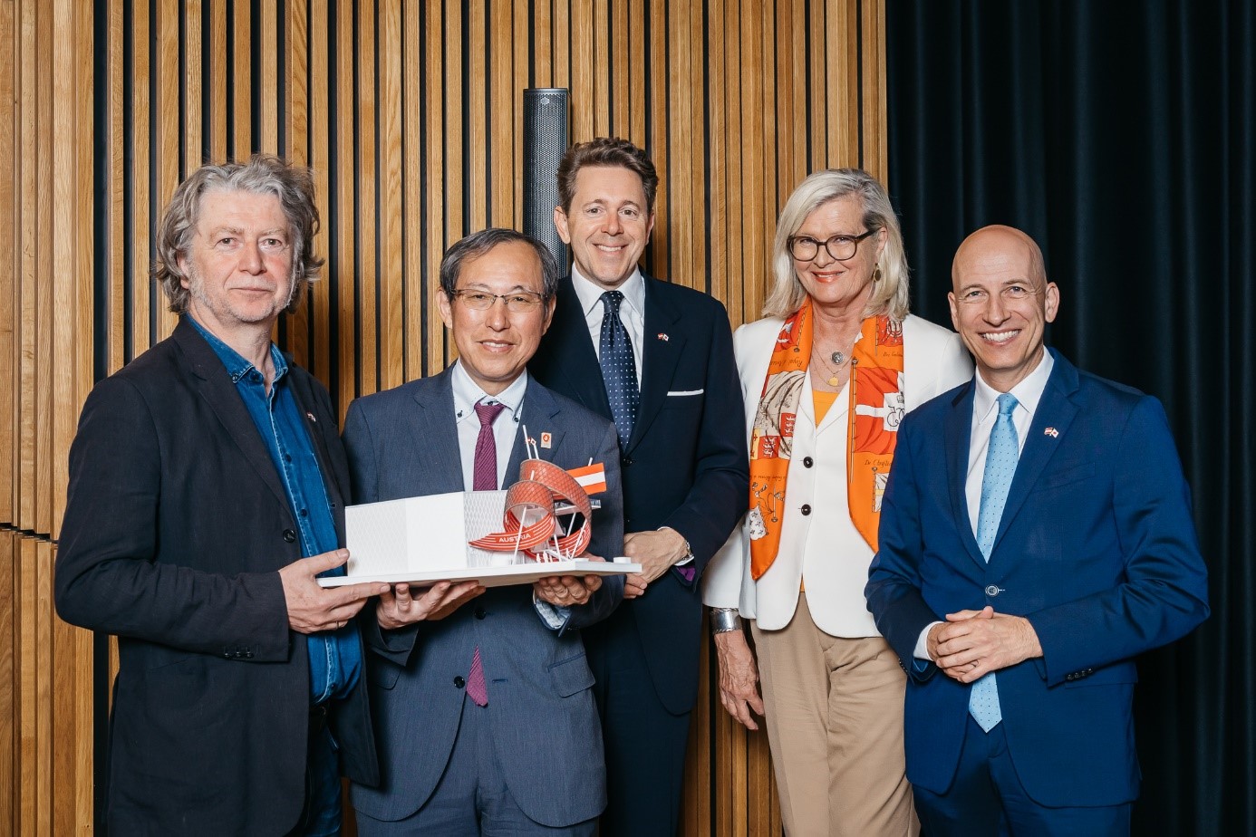 Arch. Moser, Botschafter Mizuuchi, WKÖ- Präsident Mahrer, Regierugnskommissärin Plassnik und Minister Kocher mit dem Modell des Österreich-Pavillons