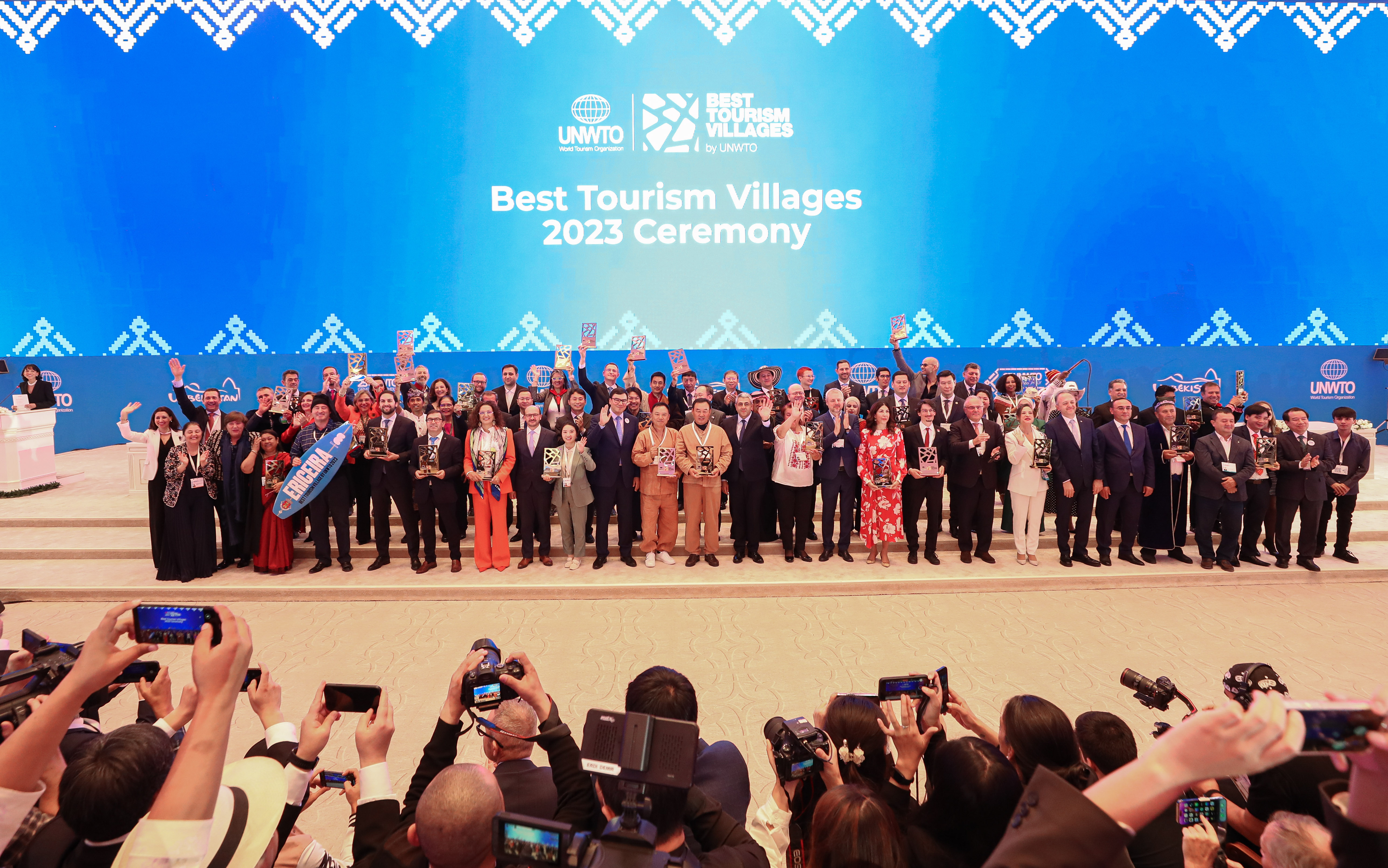 Alle Teilnehmerinnen und Teilnehmer am Podium