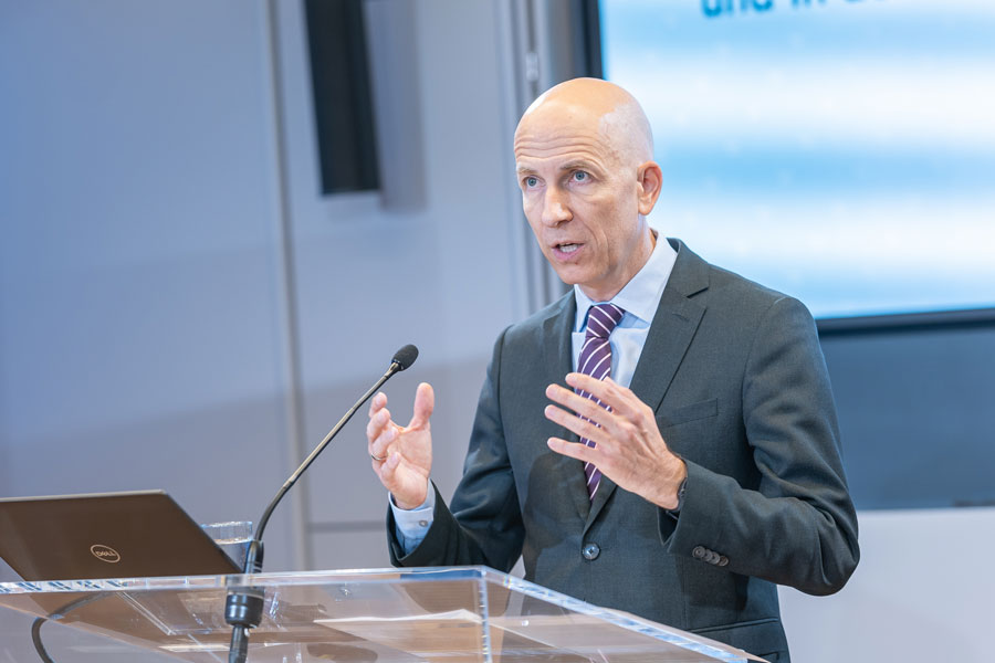 Bundesminister Martin Kocher bei einer Pressekonferenz