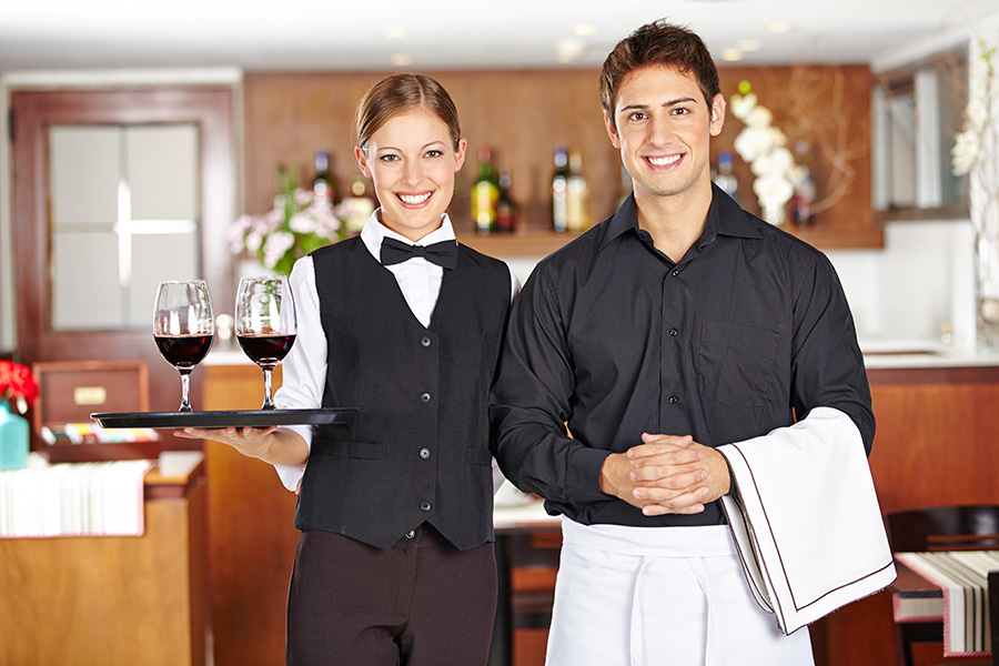 Kellnerin und Kellner im Restaurant