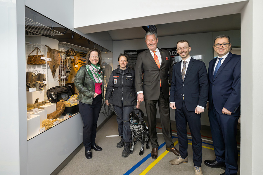 Besucher im ArtenschutzhausTiergarten Schönbrunn vor Vitrine mit beschlagnahmten Tierprodukten